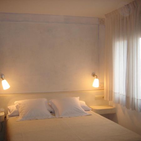 Hotel Carmen Roses Extérieur photo