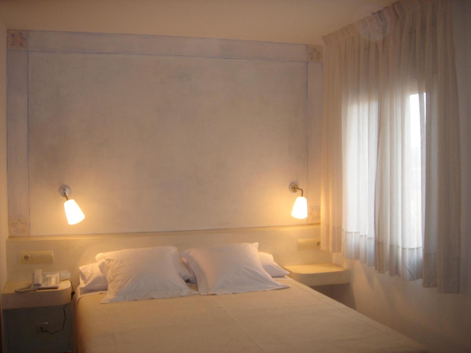 Hotel Carmen Roses Extérieur photo