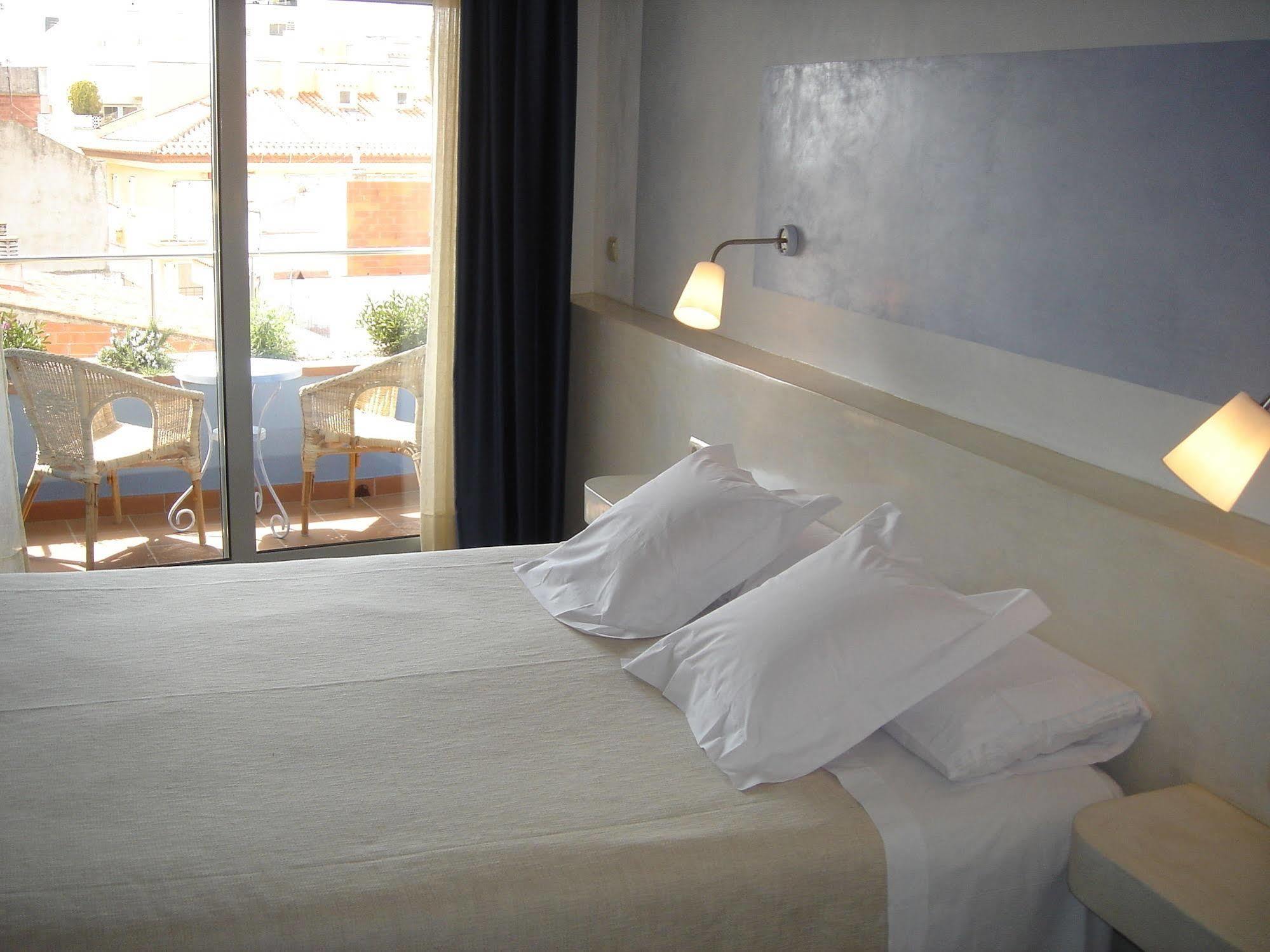 Hotel Carmen Roses Extérieur photo