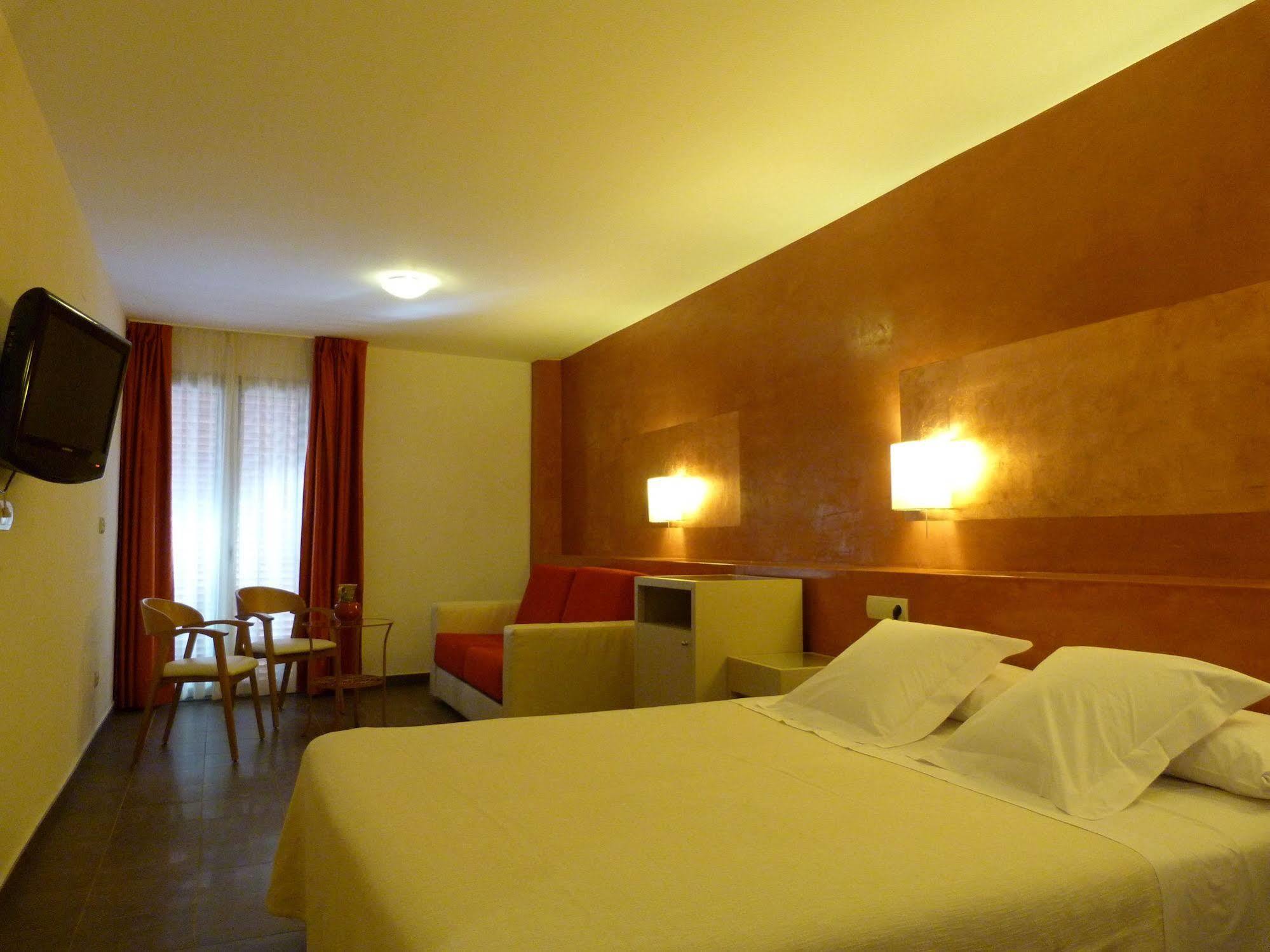 Hotel Carmen Roses Extérieur photo