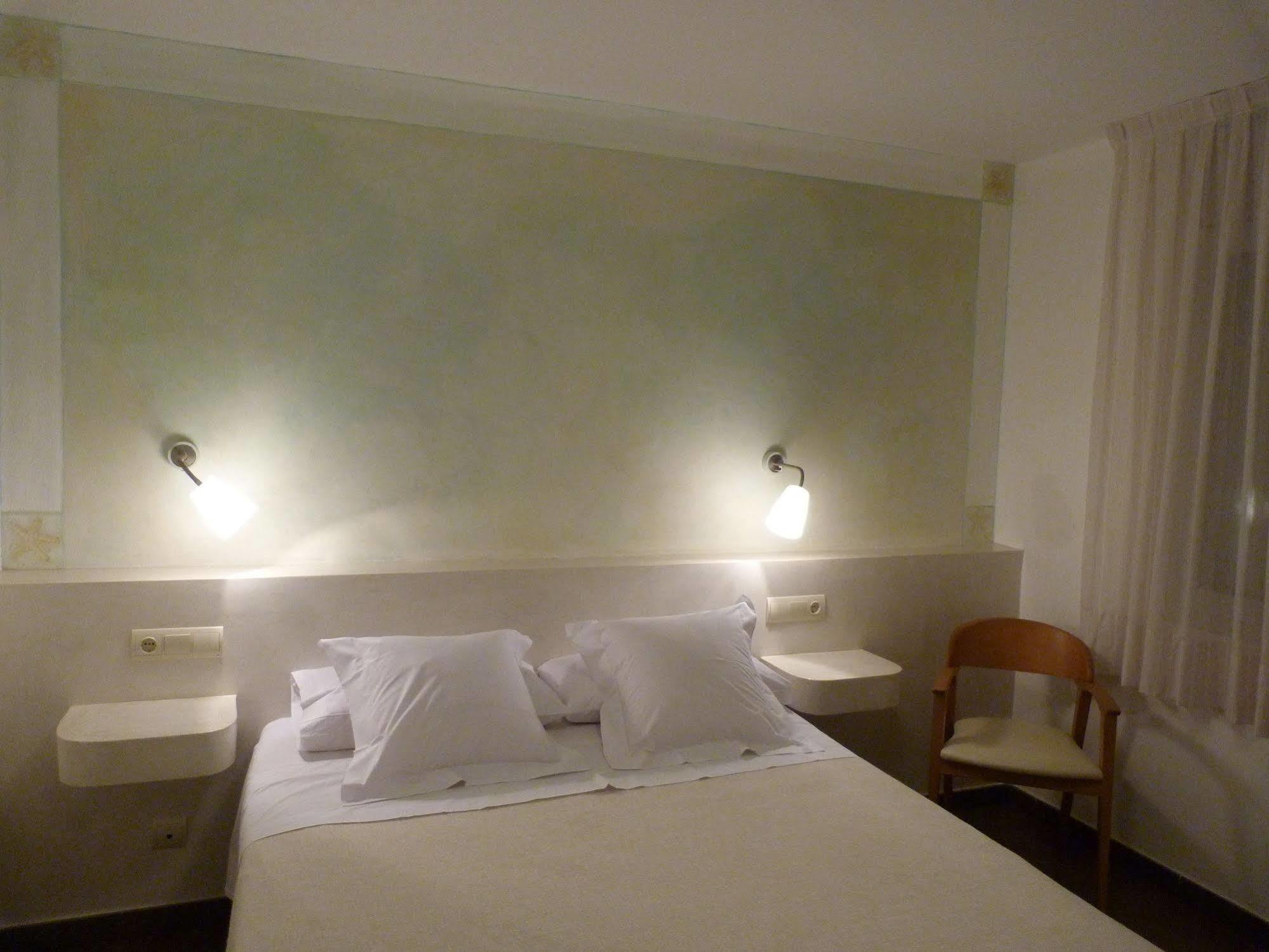 Hotel Carmen Roses Extérieur photo