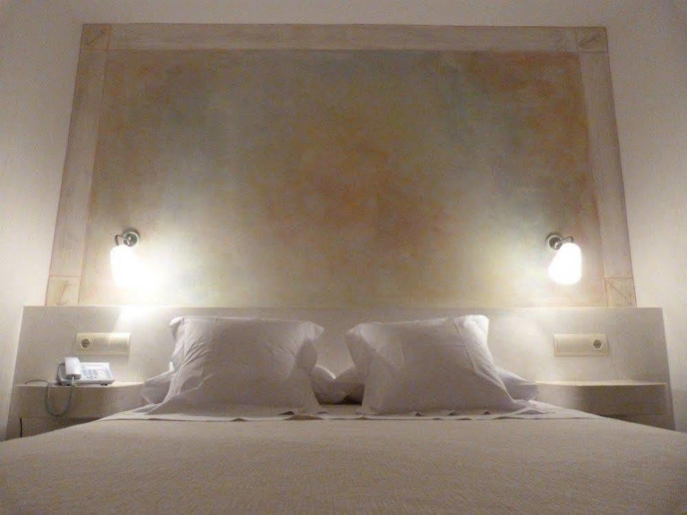 Hotel Carmen Roses Extérieur photo