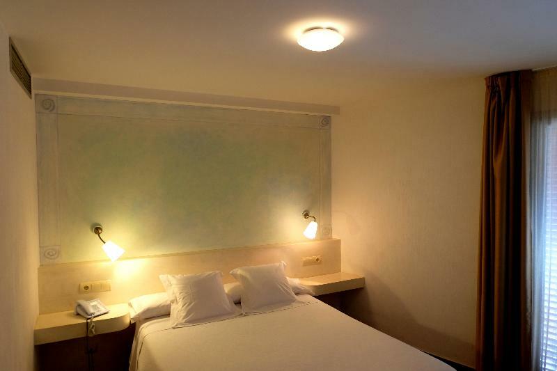 Hotel Carmen Roses Extérieur photo